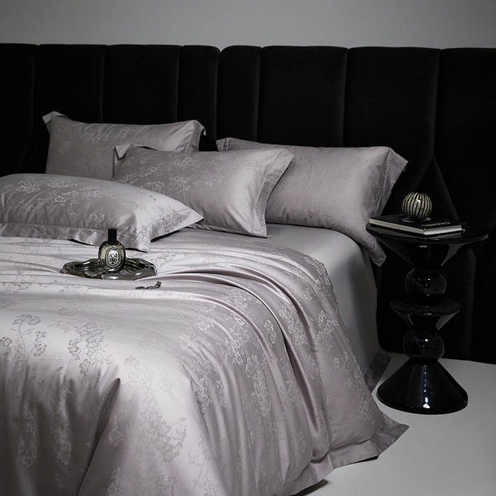 91家纺网 家纺一手货源 找家纺 洽想家 2025新款长绒棉贡缎提花手工立体埋绳工艺四件套礼盒包装系列二 花香风呤-浅灰