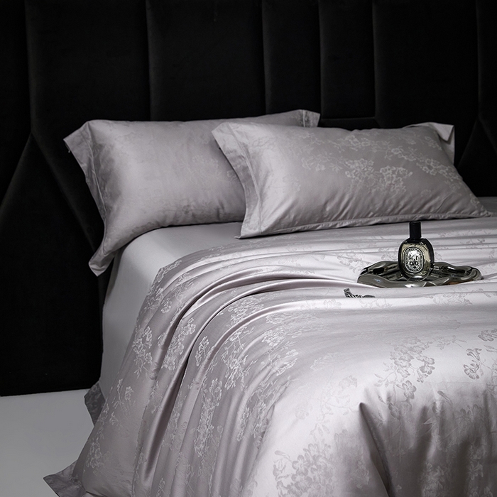 91家纺网 家纺一手货源 找家纺 洽想家 2025新款长绒棉贡缎提花手工立体埋绳工艺四件套礼盒包装系列二 花香风呤-浅灰