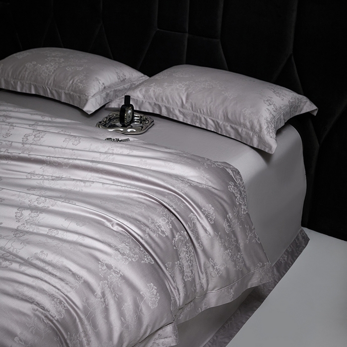 91家纺网 家纺一手货源 找家纺 洽想家 2025新款长绒棉贡缎提花手工立体埋绳工艺四件套礼盒包装系列二 花香风呤-浅灰