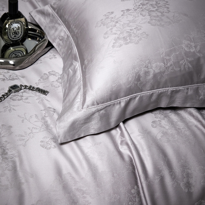 91家纺网 家纺一手货源 找家纺 洽想家 2025新款长绒棉贡缎提花手工立体埋绳工艺四件套礼盒包装系列二 花香风呤-浅灰