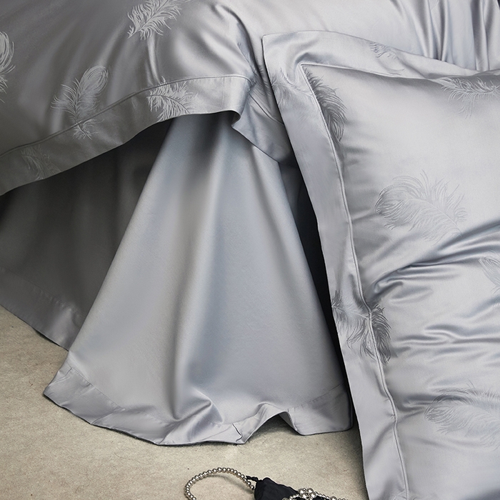 91家纺网 家纺一手货源 找家纺 洽想家 2025新款长绒棉贡缎提花手工立体埋绳工艺四件套礼盒包装系列二 飘羽（高级灰）