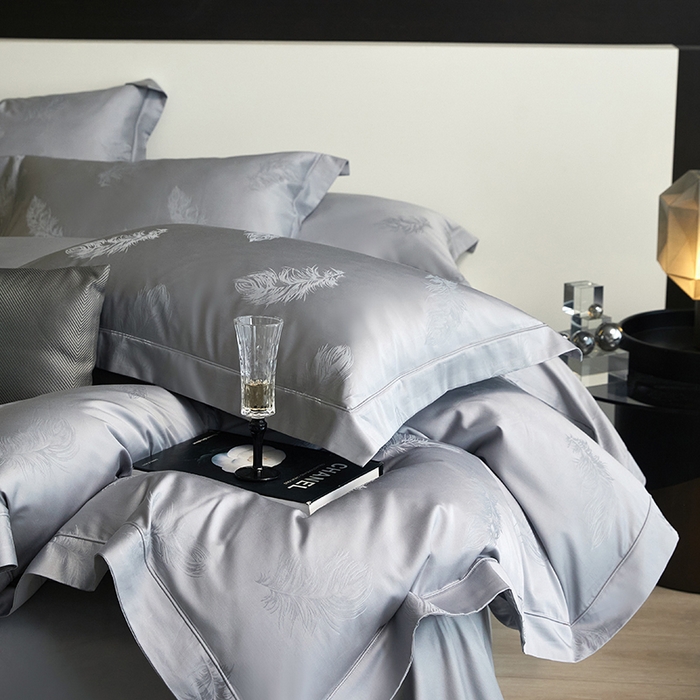 91家纺网 家纺一手货源 找家纺 洽想家 2025新款长绒棉贡缎提花手工立体埋绳工艺四件套礼盒包装系列二 飘羽（高级灰）