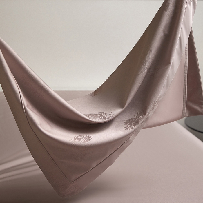 91家纺网 家纺一手货源 找家纺 洽想家 2025新款长绒棉贡缎提花手工立体埋绳工艺四件套礼盒包装系列二 飘羽（红灰）