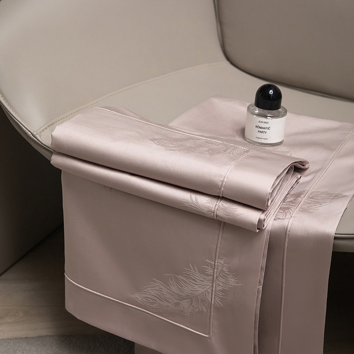 91家纺网 家纺一手货源 找家纺 洽想家 2025新款长绒棉贡缎提花手工立体埋绳工艺四件套礼盒包装系列二 飘羽（红灰）