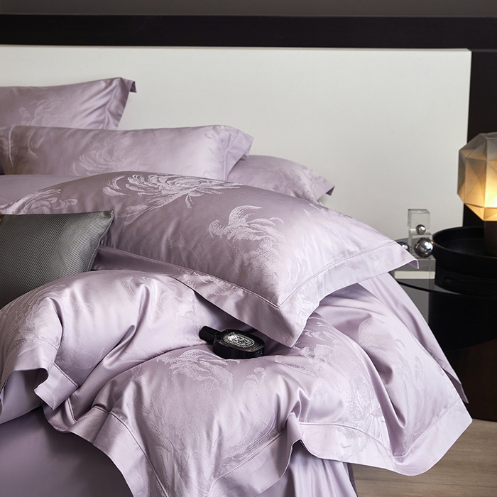 91家纺网 家纺一手货源 找家纺 洽想家 2025新款长绒棉贡缎提花手工立体埋绳工艺四件套礼盒包装系列二 维斯纳（温馨紫）