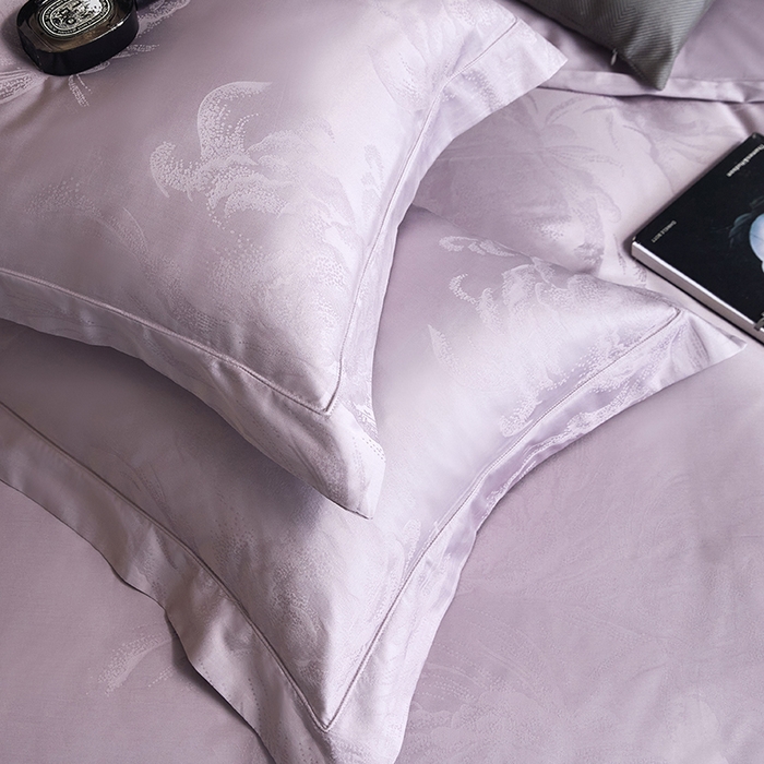 91家纺网 家纺一手货源 找家纺 洽想家 2025新款长绒棉贡缎提花手工立体埋绳工艺四件套礼盒包装系列二 维斯纳（温馨紫）