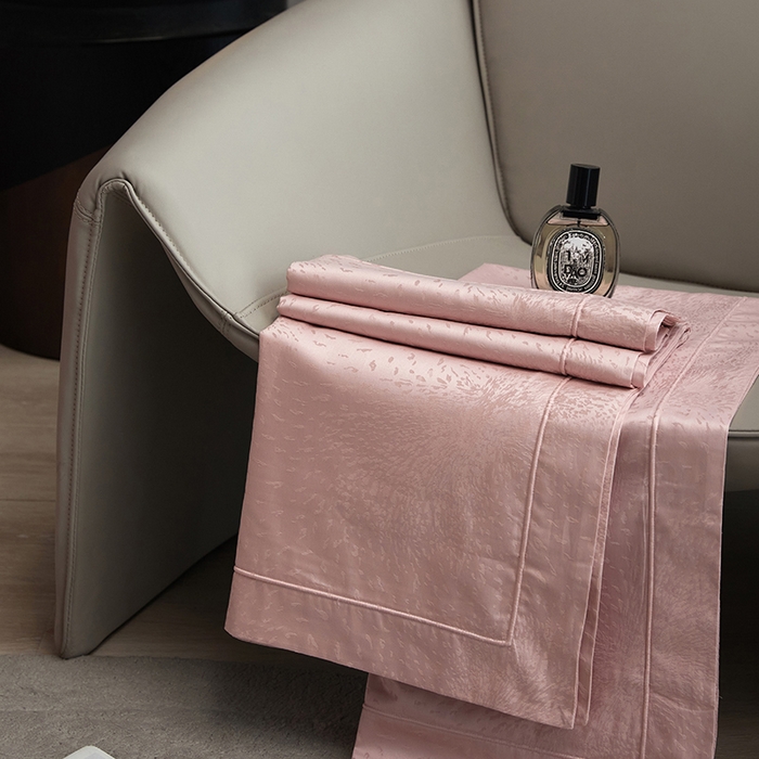 91家纺网 家纺一手货源 找家纺 洽想家 2025新款长绒棉贡缎提花手工立体埋绳工艺四件套礼盒包装系列二 星耀（樱花粉）