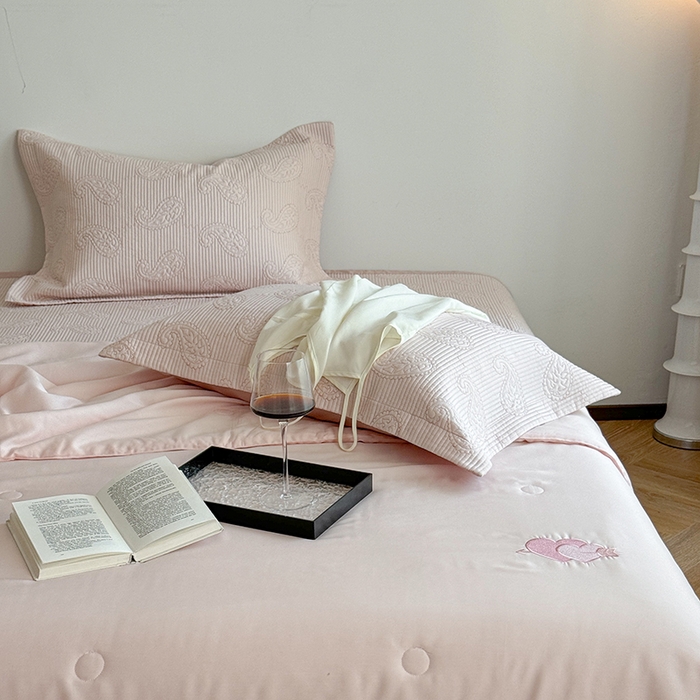 91家纺网 家纺一手货源 找家纺 琳可家居 2025春夏新款腰果花系列双面莱赛尔天丝床盖三件套高温水洗可机洗 腰果花-仙女粉