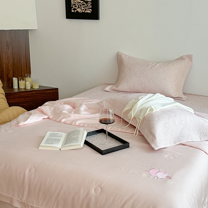 91家纺网 家纺一手货源 找家纺 琳可家居 2025春夏新款腰果花系列双面莱赛尔天丝床盖三件套高温水洗可机洗 腰果花-仙女粉