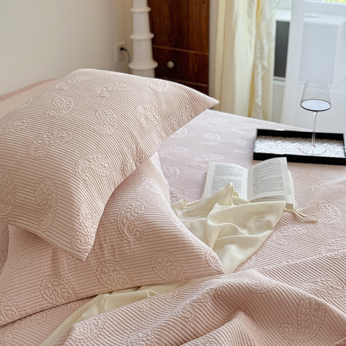 91家纺网 家纺一手货源 找家纺 琳可家居 2025春夏新款腰果花系列双面莱赛尔天丝床盖三件套高温水洗可机洗 腰果花-仙女粉