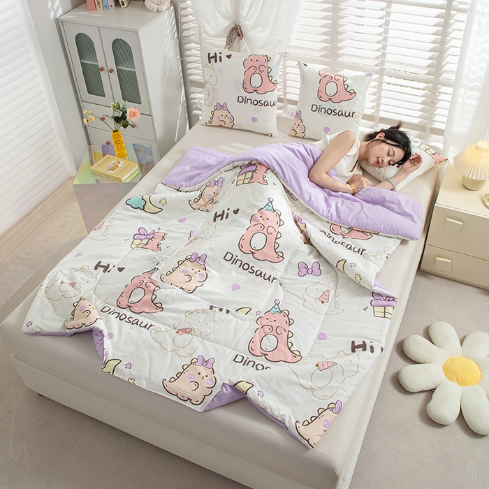 91家纺网 家纺一手货源 找家纺 照世家纺 2025春夏新款全棉纯棉印花A类抱枕被 淘气萌龙 45x45展开120x160