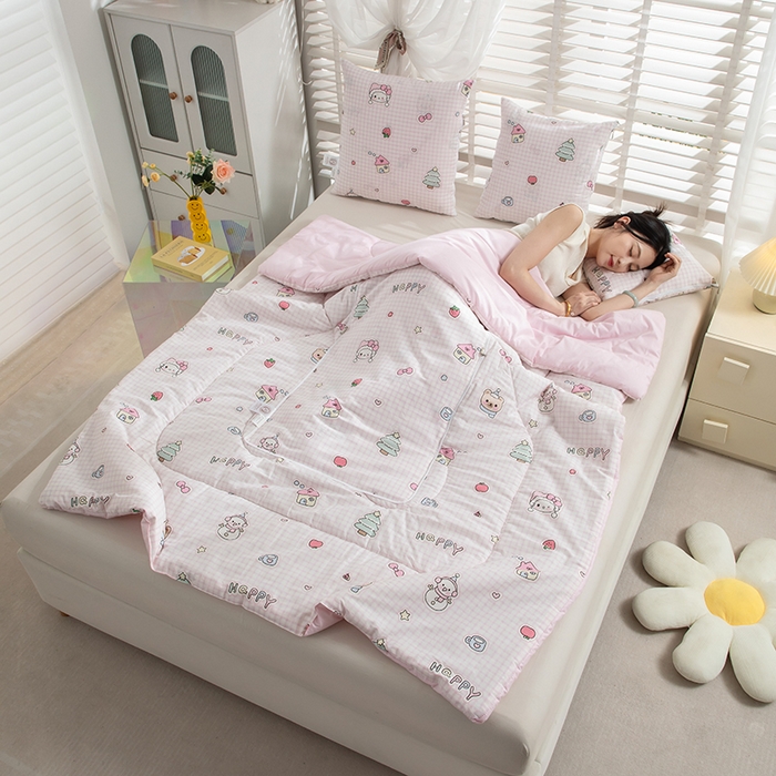 91家纺网 家纺一手货源 找家纺 照世家纺 2025春夏新款全棉纯棉印花A类抱枕被 可爱叮咚-粉 50x50展开150x190