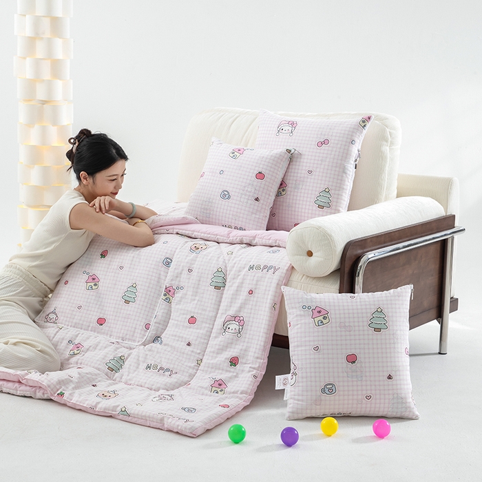 91家纺网 家纺一手货源 找家纺 照世家纺 2025春夏新款全棉纯棉印花A类抱枕被 可爱叮咚-粉 40x40展开105x150