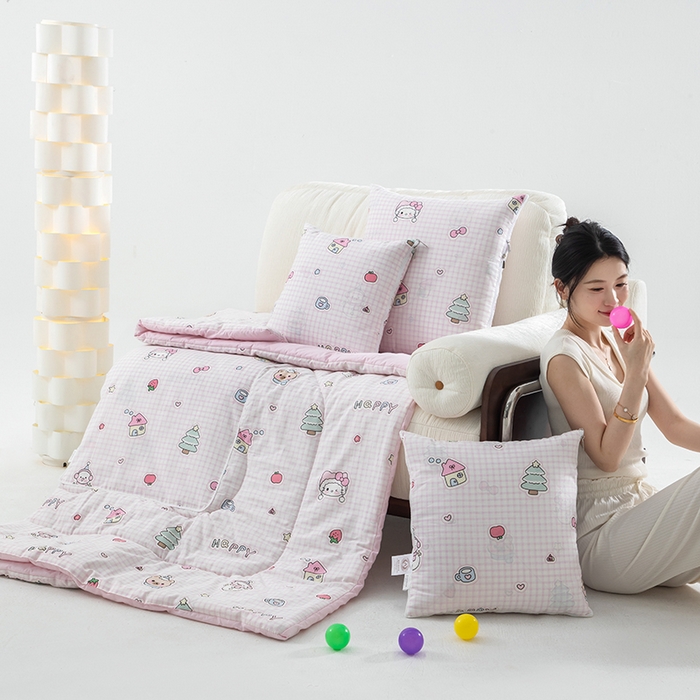 91家纺网 家纺一手货源 找家纺 照世家纺 2025春夏新款全棉纯棉印花A类抱枕被 可爱叮咚-粉 40x40展开105x150