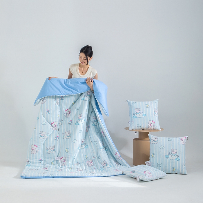 91家纺网 家纺一手货源 找家纺 照世家纺 2025春夏新款全棉纯棉印花A类抱枕被 喵咕酱 40x40展开105x150