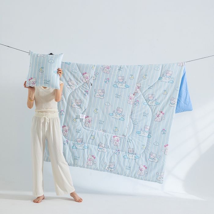 91家纺网 家纺一手货源 找家纺 照世家纺 2025春夏新款全棉纯棉印花A类抱枕被 喵咕酱 40x40展开105x150