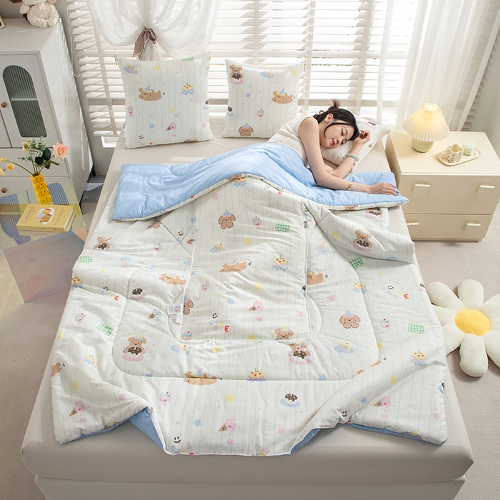 91家纺网 家纺一手货源 找家纺 照世家纺 2025春夏新款全棉纯棉印花A类抱枕被 奶油狗狗 40x40展开105x150