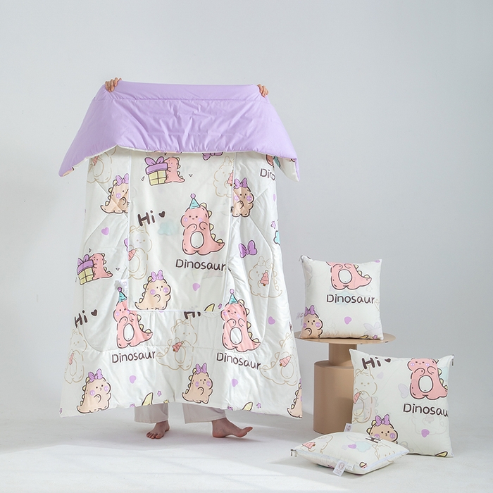 91家纺网 家纺一手货源 找家纺 照世家纺 2025春夏新款全棉纯棉印花A类抱枕被 淘气萌龙 40x40展开105x150