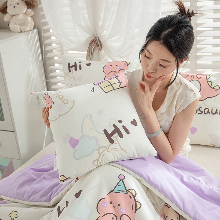 91家纺网 家纺一手货源 找家纺 照世家纺 2025春夏新款全棉纯棉印花A类抱枕被 淘气萌龙 40x40展开105x150