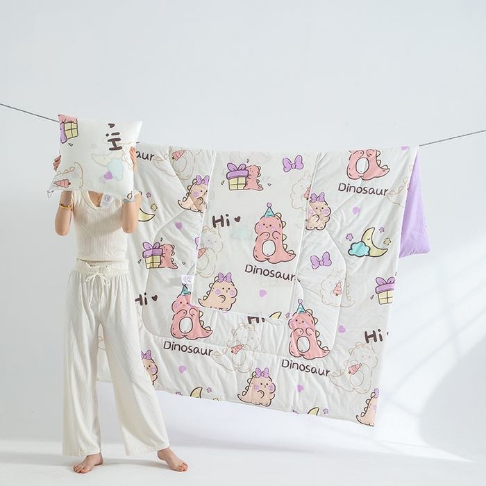 91家纺网 家纺一手货源 找家纺 照世家纺 2025春夏新款全棉纯棉印花A类抱枕被 淘气萌龙 40x40展开105x150