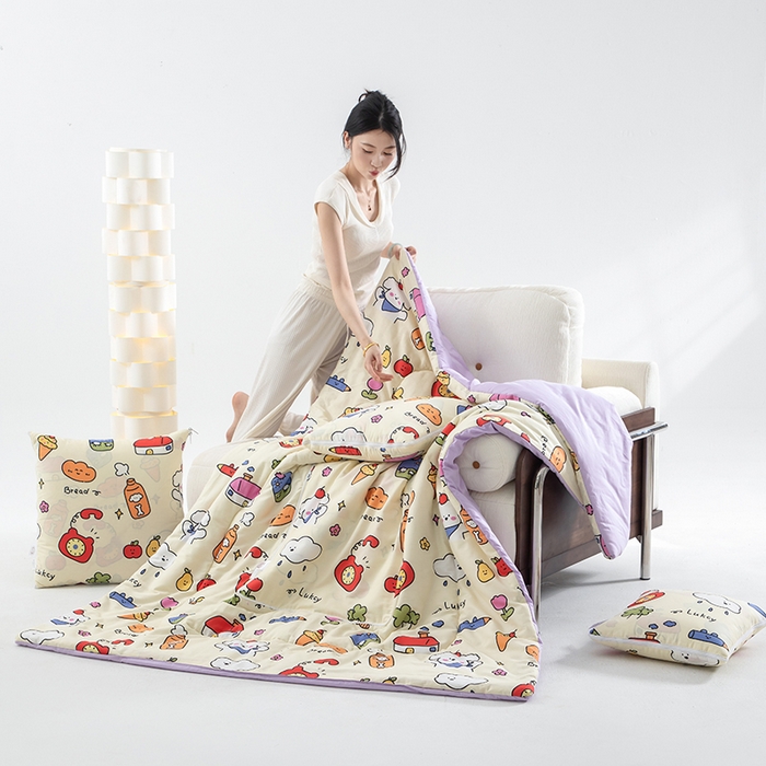 91家纺网 家纺一手货源 找家纺 照世家纺 2025春夏新款全棉纯棉印花A类抱枕被 涂鸦乐园 40x40展开105x150