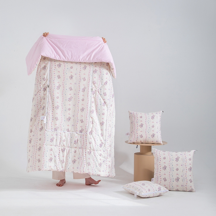 91家纺网 家纺一手货源 找家纺 照世家纺 2025春夏新款全棉纯棉印花A类抱枕被 遇见小萌 40x40展开105x150