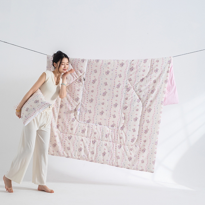 91家纺网 家纺一手货源 找家纺 照世家纺 2025春夏新款全棉纯棉印花A类抱枕被 遇见小萌 40x40展开105x150