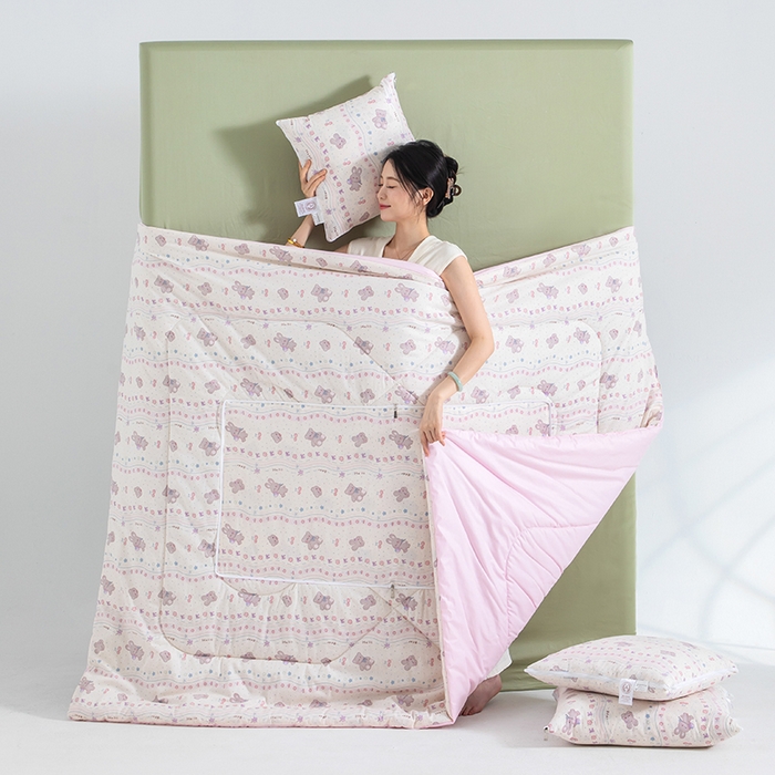 91家纺网 家纺一手货源 找家纺 照世家纺 2025春夏新款全棉纯棉印花A类抱枕被 遇见小萌 40x40展开105x150