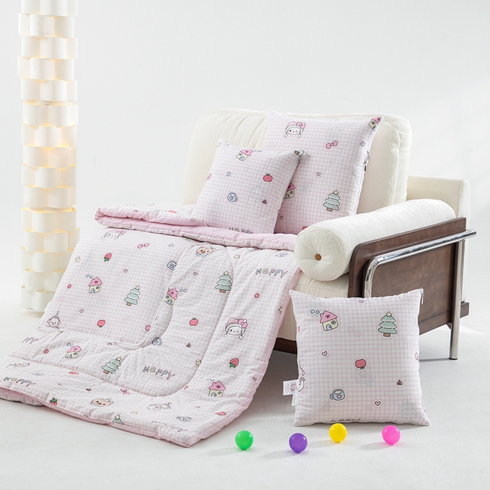 91家纺网 家纺一手货源 找家纺 照世家纺 2025春夏新款全棉纯棉印花A类抱枕被 可爱叮咚-粉 45x45展开120x160