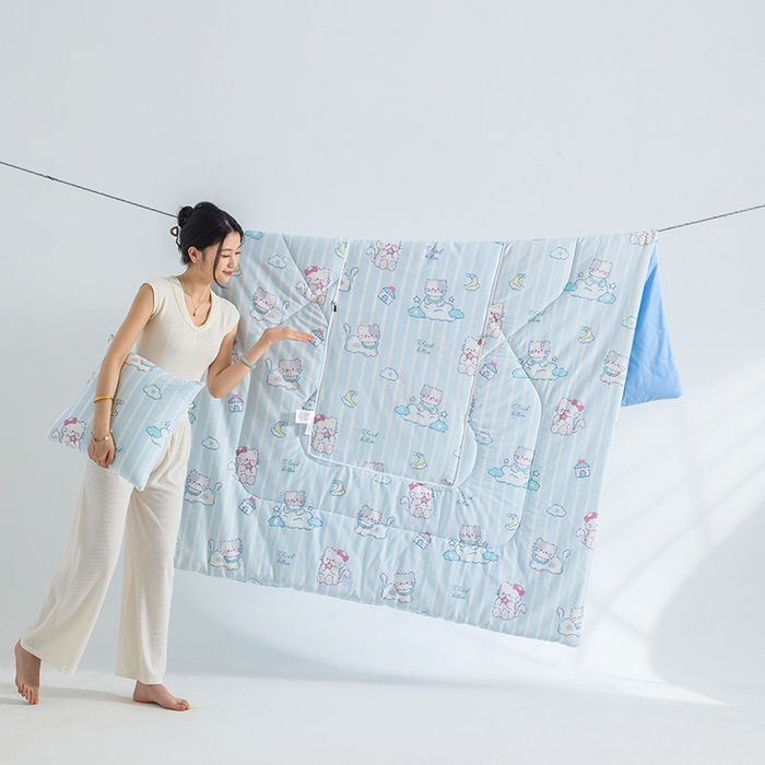 91家纺网 家纺一手货源 找家纺 照世家纺 2025春夏新款全棉纯棉印花A类抱枕被 喵咕酱 45x45展开120x160