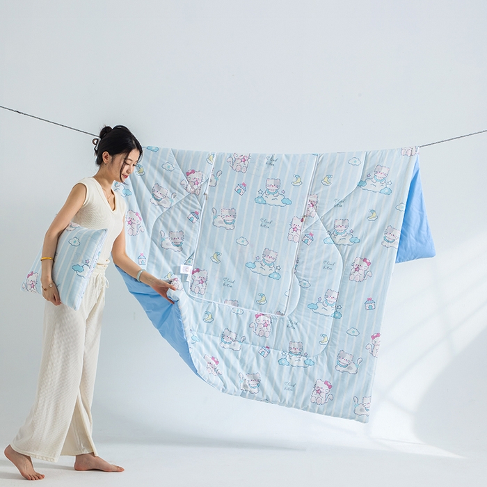 91家纺网 家纺一手货源 找家纺 照世家纺 2025春夏新款全棉纯棉印花A类抱枕被 喵咕酱 45x45展开120x160