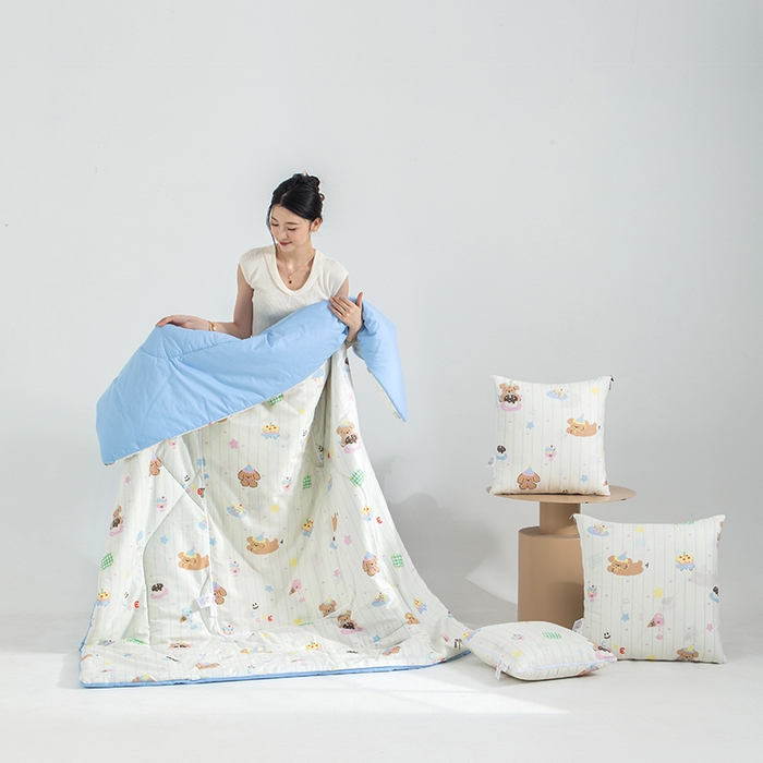 91家纺网 家纺一手货源 找家纺 照世家纺 2025春夏新款全棉纯棉印花A类抱枕被 奶油狗狗 45x45展开120x160