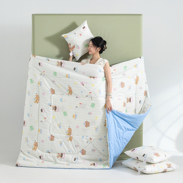 91家纺网 家纺一手货源 找家纺 照世家纺 2025春夏新款全棉纯棉印花A类抱枕被 奶油狗狗 45x45展开120x160