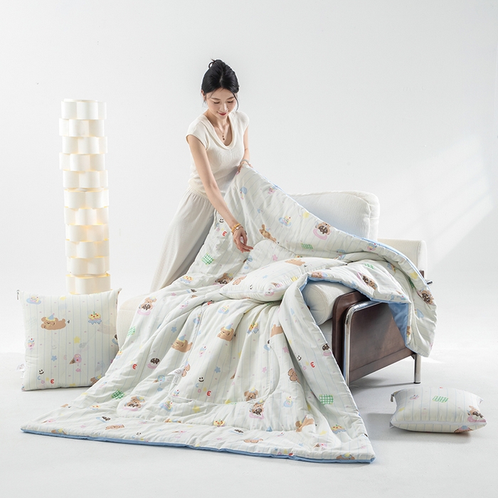 91家纺网 家纺一手货源 找家纺 照世家纺 2025春夏新款全棉纯棉印花A类抱枕被 奶油狗狗 45x45展开120x160