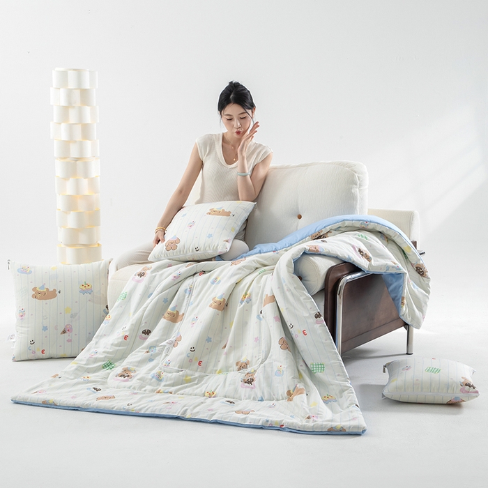 91家纺网 家纺一手货源 找家纺 照世家纺 2025春夏新款全棉纯棉印花A类抱枕被 奶油狗狗 45x45展开120x160