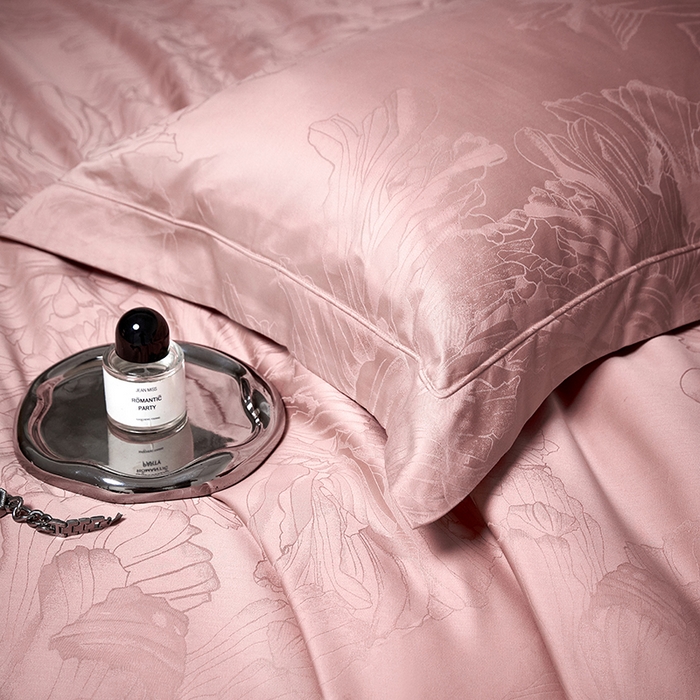 91家纺网 家纺一手货源 找家纺 洽想家 2025新款长绒棉贡缎提花手工立体埋绳工艺四件套礼盒包装 欧若拉-血牙