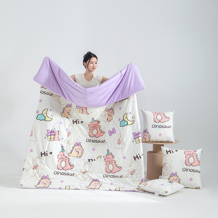 91家纺网 家纺一手货源 找家纺 照世家纺 2025春夏新款全棉纯棉印花A类抱枕被 淘气萌龙 45x45展开120x160