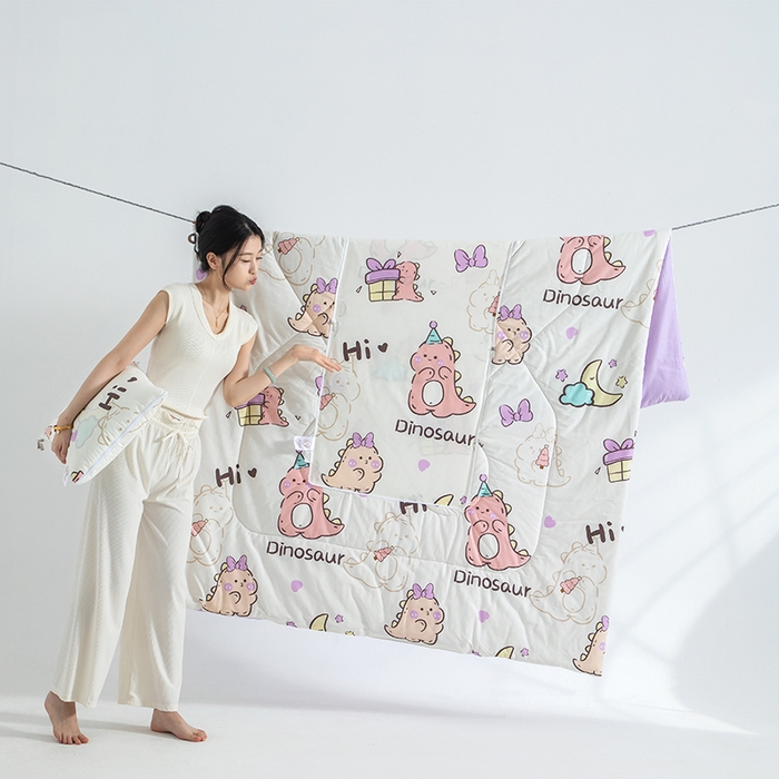 91家纺网 家纺一手货源 找家纺 照世家纺 2025春夏新款全棉纯棉印花A类抱枕被 淘气萌龙 45x45展开120x160