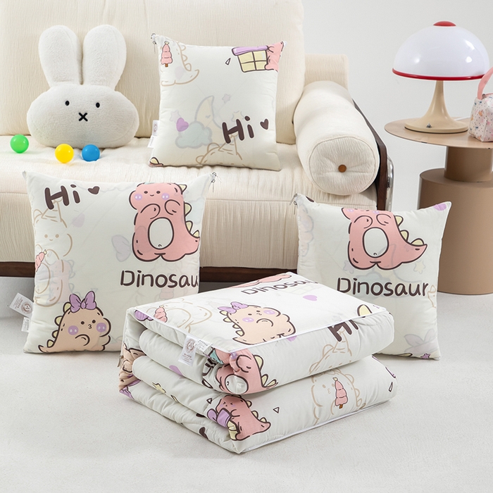 91家纺网 家纺一手货源 找家纺 照世家纺 2025春夏新款全棉纯棉印花A类抱枕被 淘气萌龙 45x45展开120x160