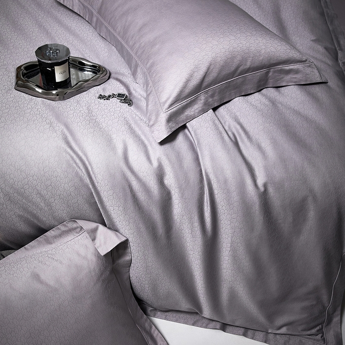 91家纺网 家纺一手货源 找家纺 洽想家 2025新款长绒棉贡缎提花手工立体埋绳工艺四件套礼盒包装 奢华魅力-天空灰