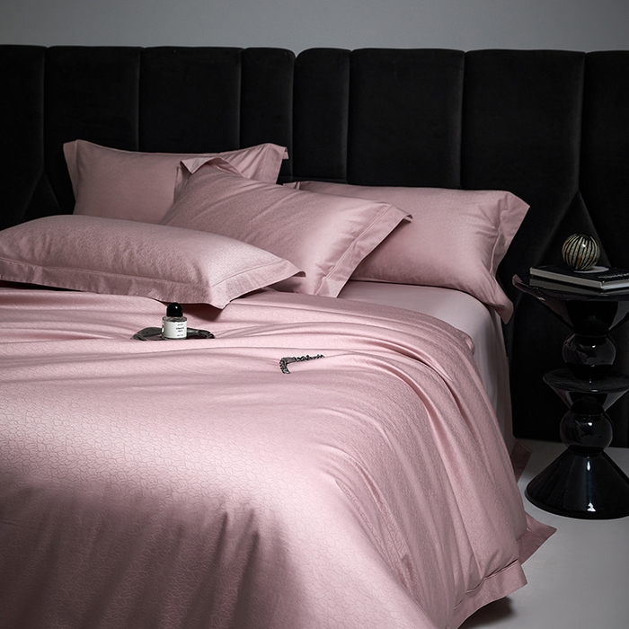 91家纺网 家纺一手货源 找家纺 洽想家 2025新款长绒棉贡缎提花手工立体埋绳工艺四件套礼盒包装 奢华魅力-樱花粉