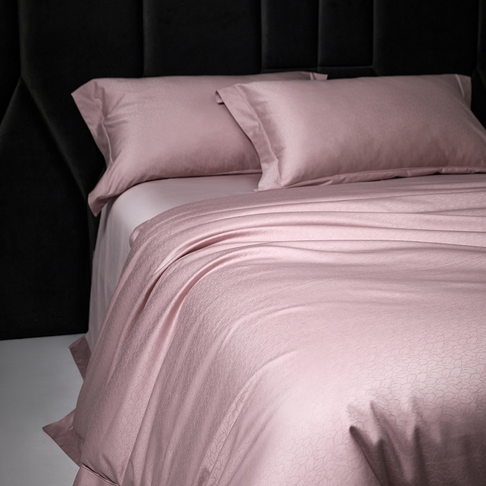 91家纺网 家纺一手货源 找家纺 洽想家 2025新款长绒棉贡缎提花手工立体埋绳工艺四件套礼盒包装 奢华魅力-樱花粉