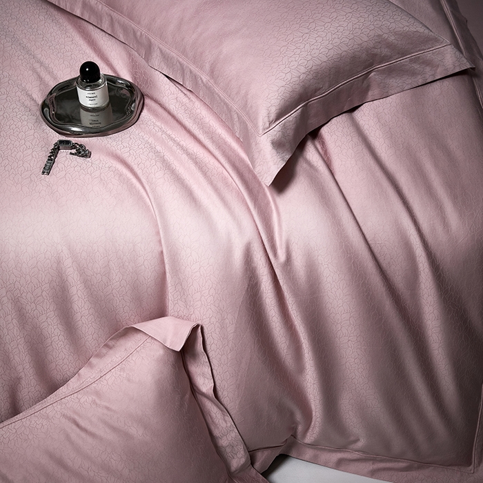 91家纺网 家纺一手货源 找家纺 洽想家 2025新款长绒棉贡缎提花手工立体埋绳工艺四件套礼盒包装 奢华魅力-樱花粉