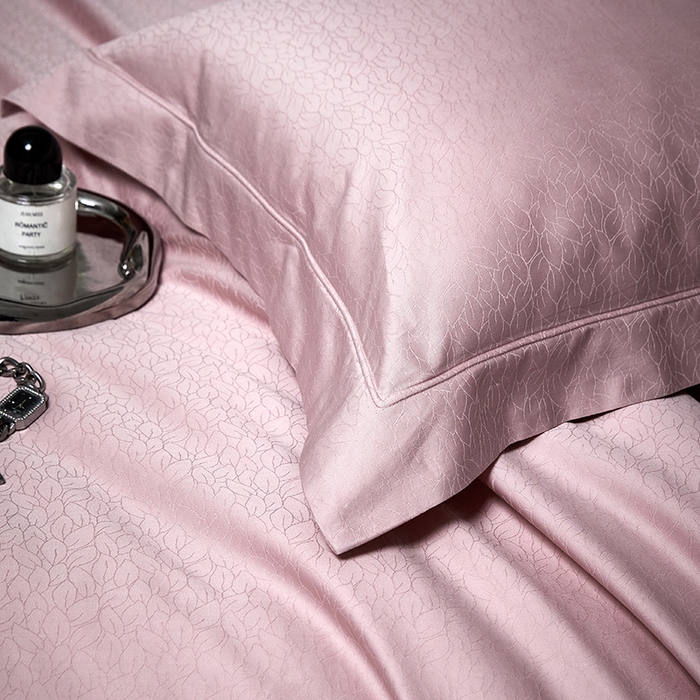 91家纺网 家纺一手货源 找家纺 洽想家 2025新款长绒棉贡缎提花手工立体埋绳工艺四件套礼盒包装 奢华魅力-樱花粉