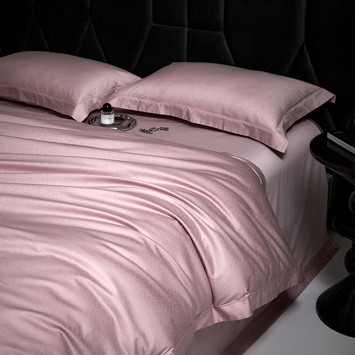 91家纺网 家纺一手货源 找家纺 洽想家 2025新款长绒棉贡缎提花手工立体埋绳工艺四件套礼盒包装 奢华魅力-樱花粉