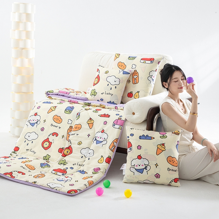 91家纺网 家纺一手货源 找家纺 照世家纺 2025春夏新款全棉纯棉印花A类抱枕被 涂鸦乐园 45x45展开120x160