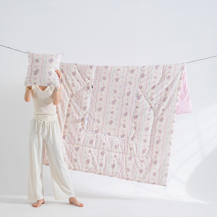 91家纺网 家纺一手货源 找家纺 照世家纺 2025春夏新款全棉纯棉印花A类抱枕被 遇见小萌 45x45展开120x160