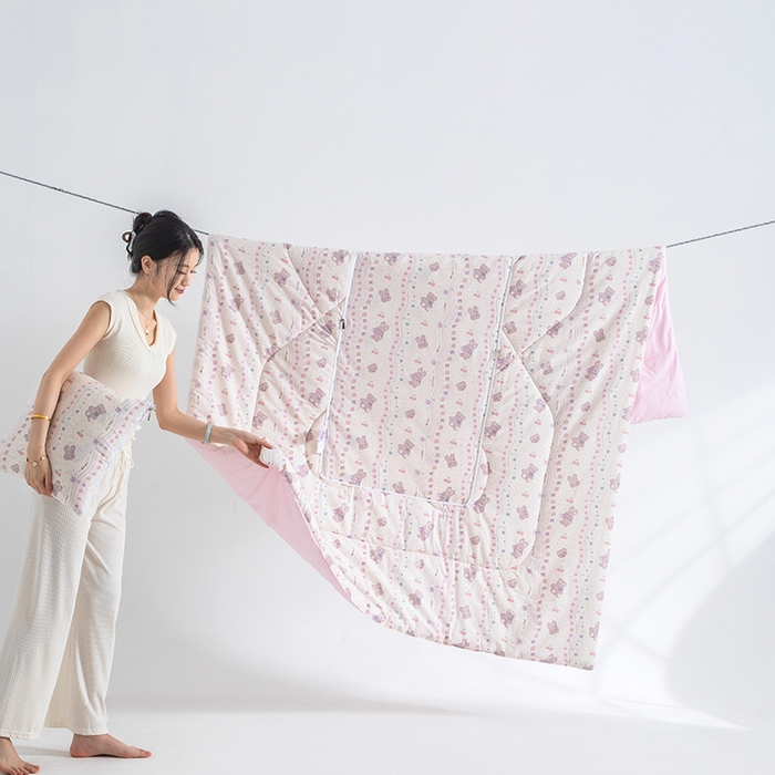 91家纺网 家纺一手货源 找家纺 照世家纺 2025春夏新款全棉纯棉印花A类抱枕被 遇见小萌 45x45展开120x160