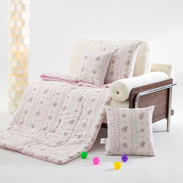 91家纺网 家纺一手货源 找家纺 照世家纺 2025春夏新款全棉纯棉印花A类抱枕被 遇见小萌 45x45展开120x160