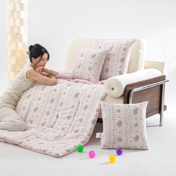 91家纺网 家纺一手货源 找家纺 照世家纺 2025春夏新款全棉纯棉印花A类抱枕被 遇见小萌 45x45展开120x160